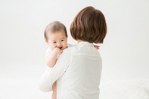 子供を抱っこしている女性